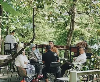 Makan Tradisional Bernuansa Alam